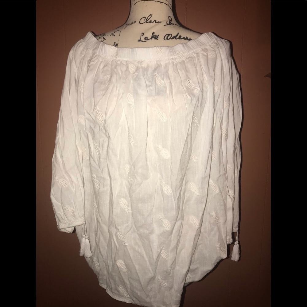 🎈3/$15 Pineapple embroidered off shoulder top